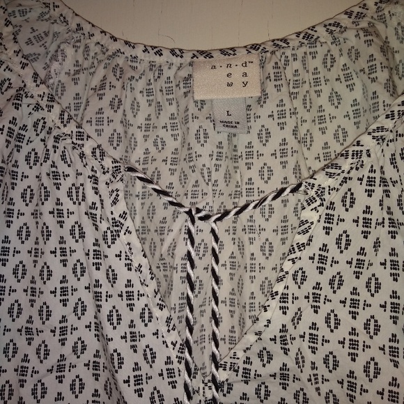 Black and White patterned top - Picture 2 of 5